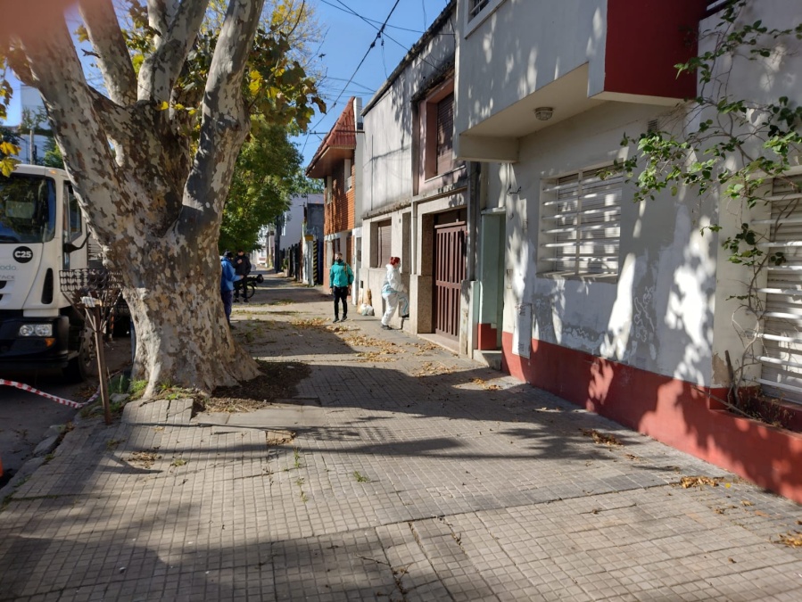 Limpiaron la ”casa del horror” de La Plata: orden judicial, basura en descomposición y un ”sorpresivo” gato