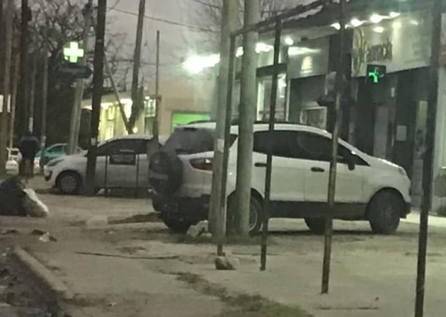 En Melchor Romero también se quejaron por los autos mal estacionados sobre las veredas