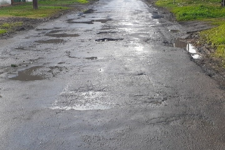 ”Se rellenan los baches”: la bronca de un vecino de 461 y 21 C por el estado de su cuadra