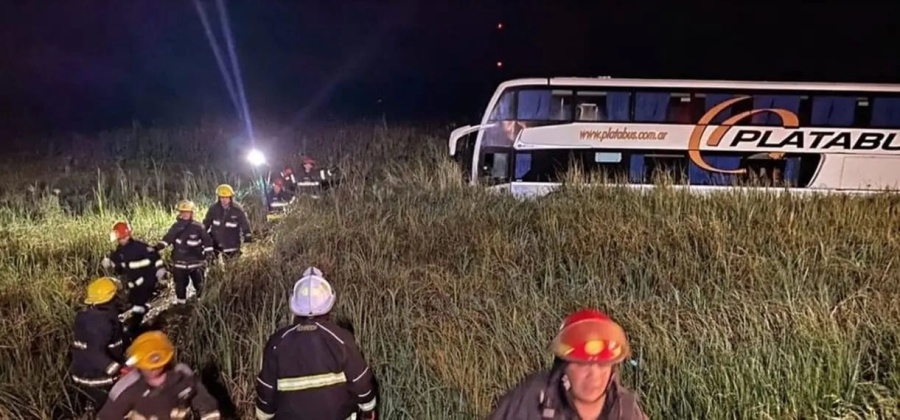Tragedia en Ruta 2: un muerto y 14 heridos tras el despiste de un micro