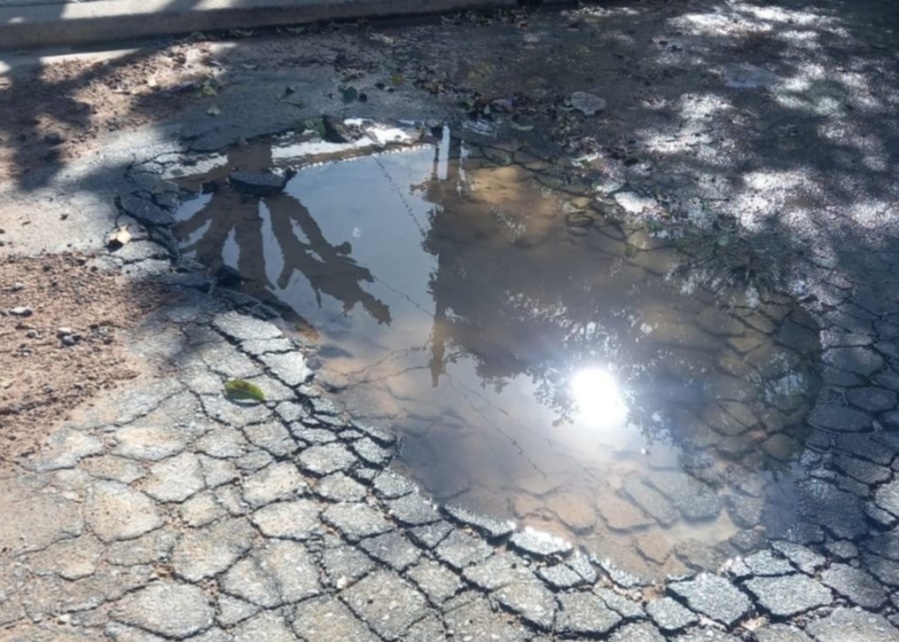 En 3 y 74 se quejaron por un pozo que está casi siempre cubierto de agua