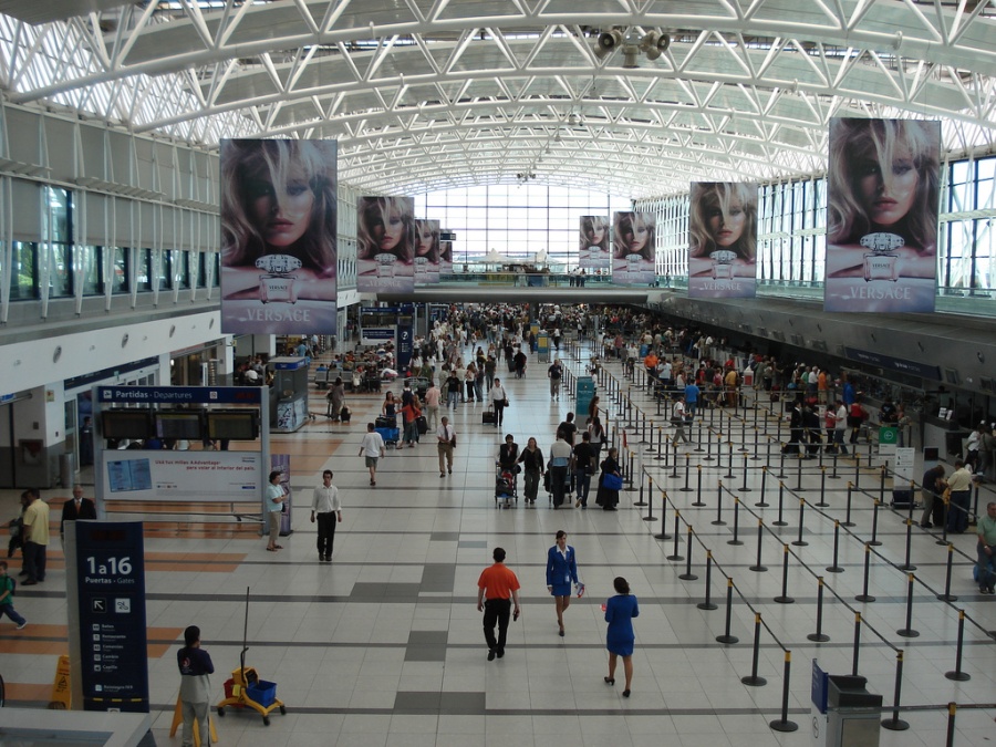 Desde el Gobierno afirmaron que la limitación de vender pasajes al extranjero en cuotas es ”puntual” y ”momentánea”
