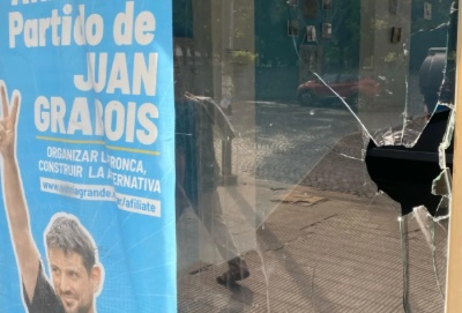 Atacaron con un piedrazo el local de Grabois en La Plata durante la madrugada: “No nos van a intimidar”