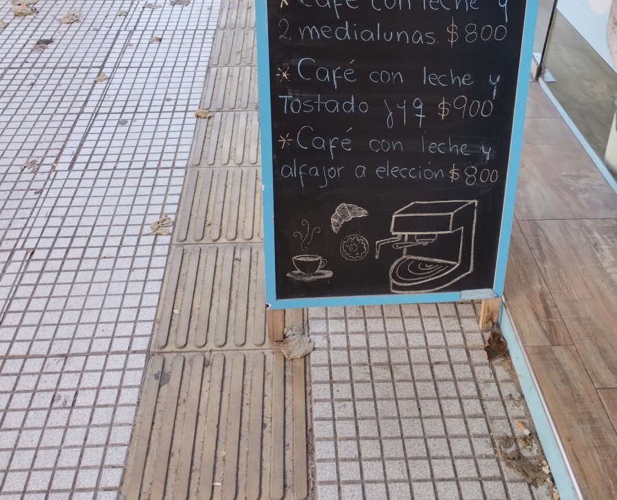 Un joven estalló contra los comerciantes de avenida 7 que impiden el paso de las personas ciegas: ”Tienen que educarlos”