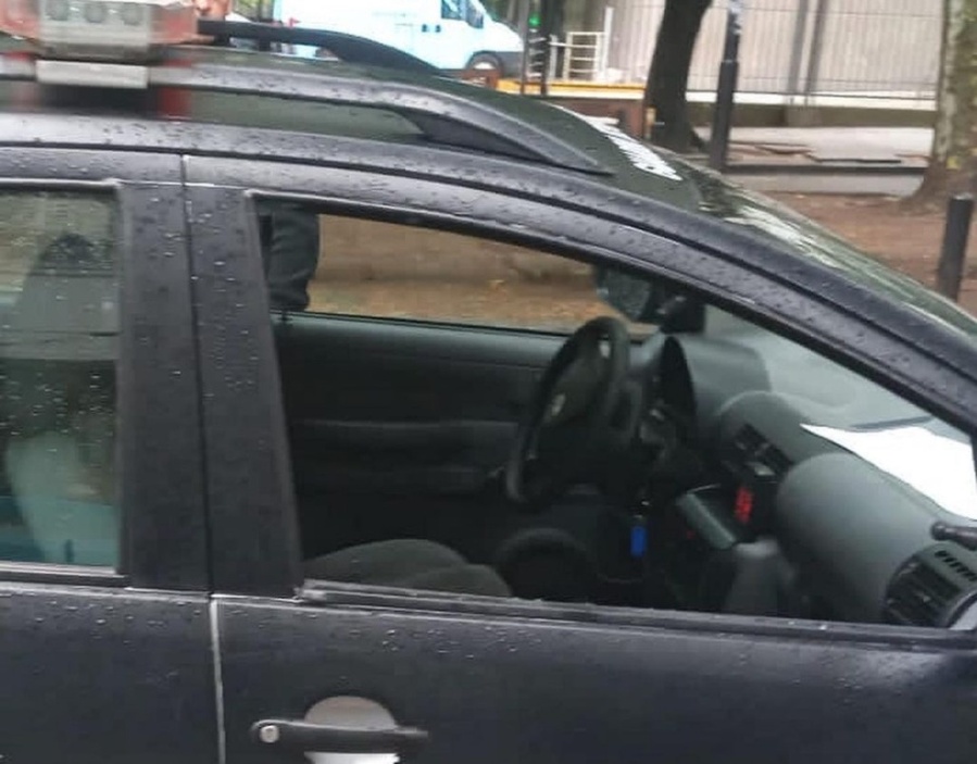 Cuatro jóvenes robaron y destrozaron un móvil de seguridad ciudadana en pleno centro platense: quedaron detenidos