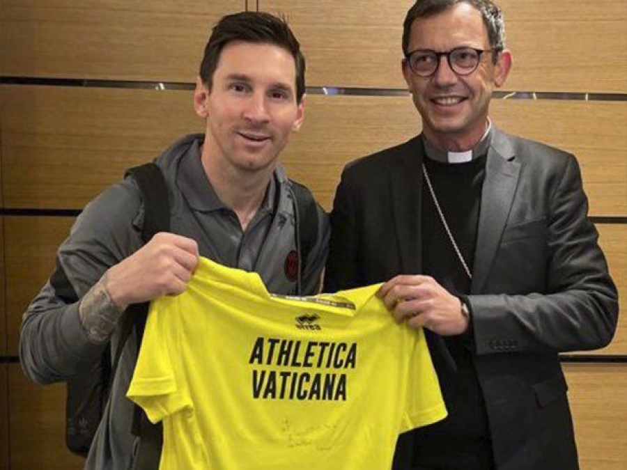 Messi recibió una camiseta firmada por el papa Francisco