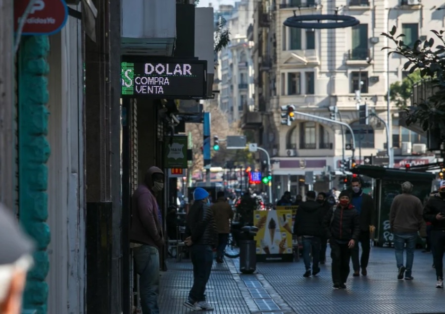 El dólar blue se desploma en el cierre de la semana y ya cayó 12 pesos en las últimas tres ruedas