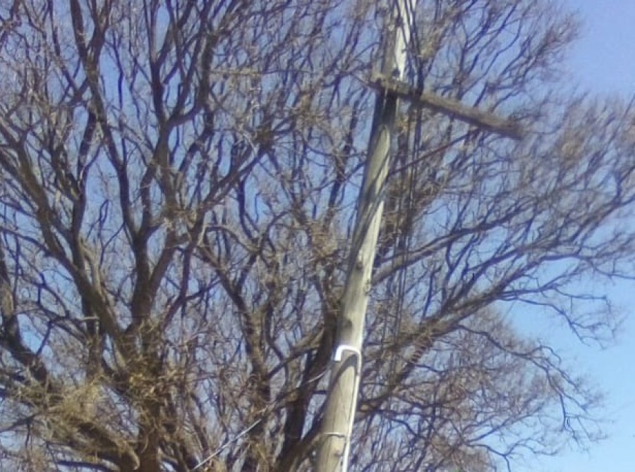 En Hernández, un vecino se quejó por un poste de luz a punto de caerse