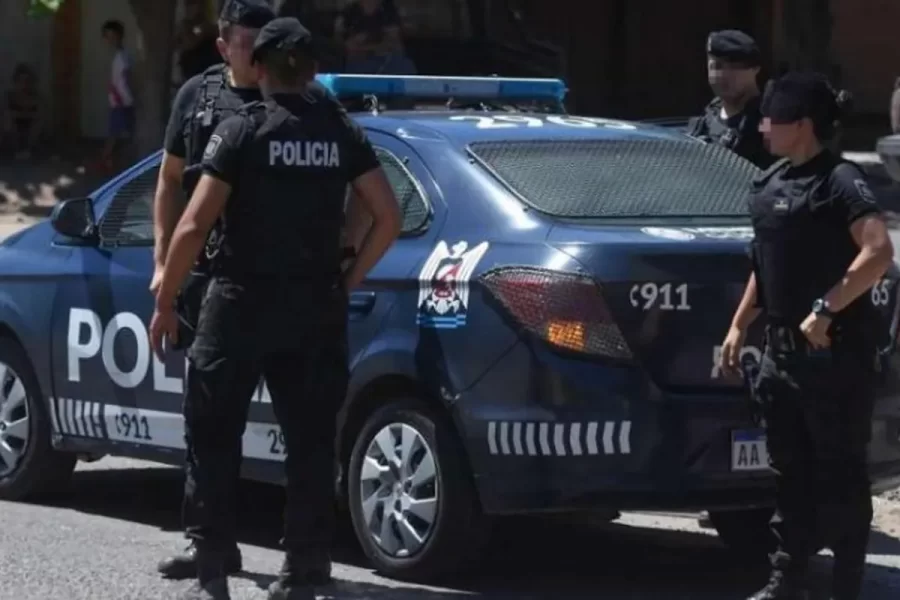 Un policía mató a su esposa de un disparo en la cara y dijo que había sido su hijo de 3 años