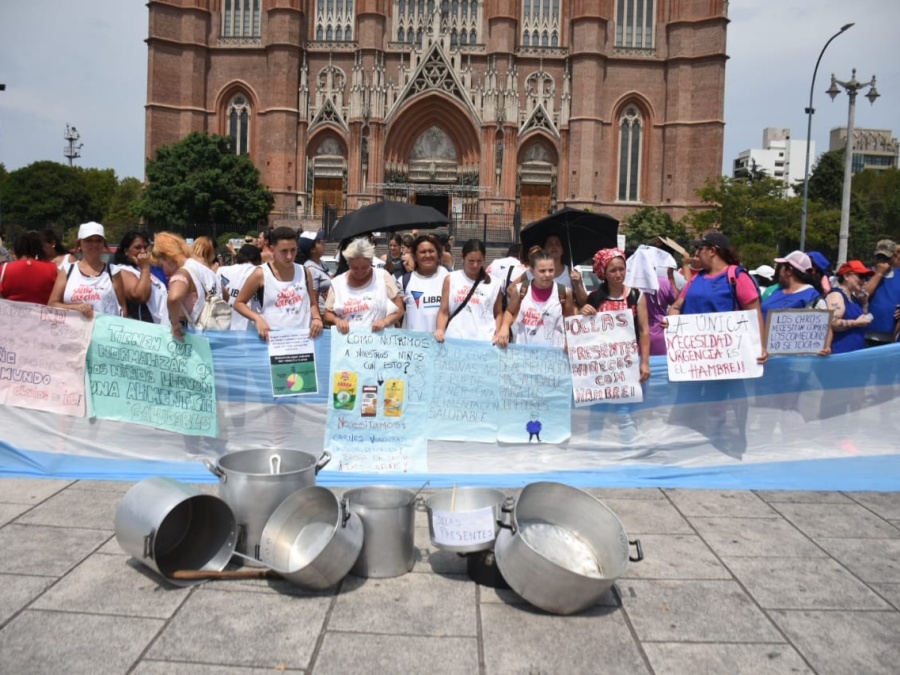 Comedores reclamaron en Plaza Moreno por la emergencia alimentaria: ”vienen los chicos a pedir comida y se van tristes”