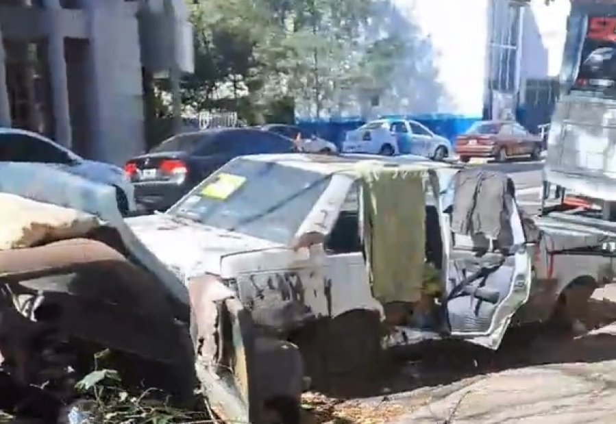La bronca de una vecina platense por autos destruidos y llenos de suciedad en su cuadra: ”Que saquen esta mugre”