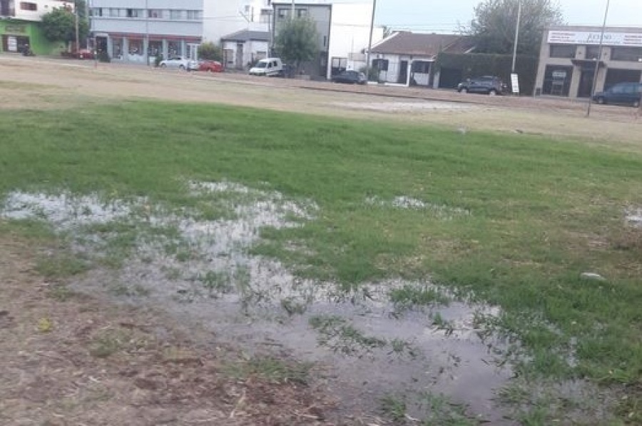 En 31 y 64 se quejaron por los charcos de agua en la rambla: ”Nos perjudica a todos”