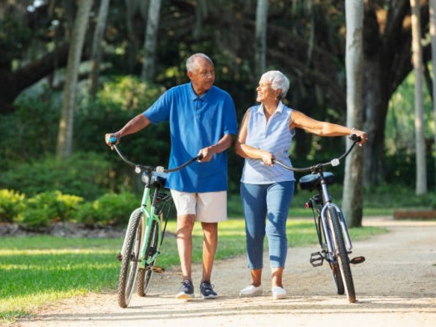 Caminar y andar en bicicleta ayudaron a reducir el riesgo de demencia en adultos mayores