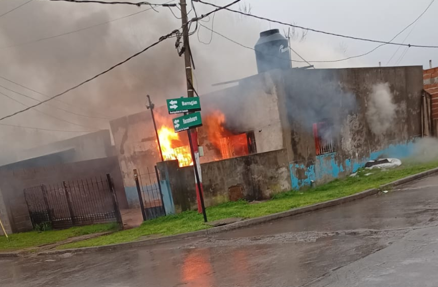 Máxima tensión en Ensenada por un incendio: creen que se originó en la cocina de la vivienda