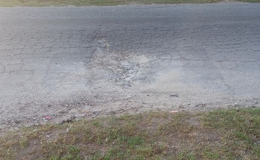 ”Falta reparar este pozo que está hace 5 años en la cuadra”: vecinos de Los Hornos reclaman por mejoras en el barrio