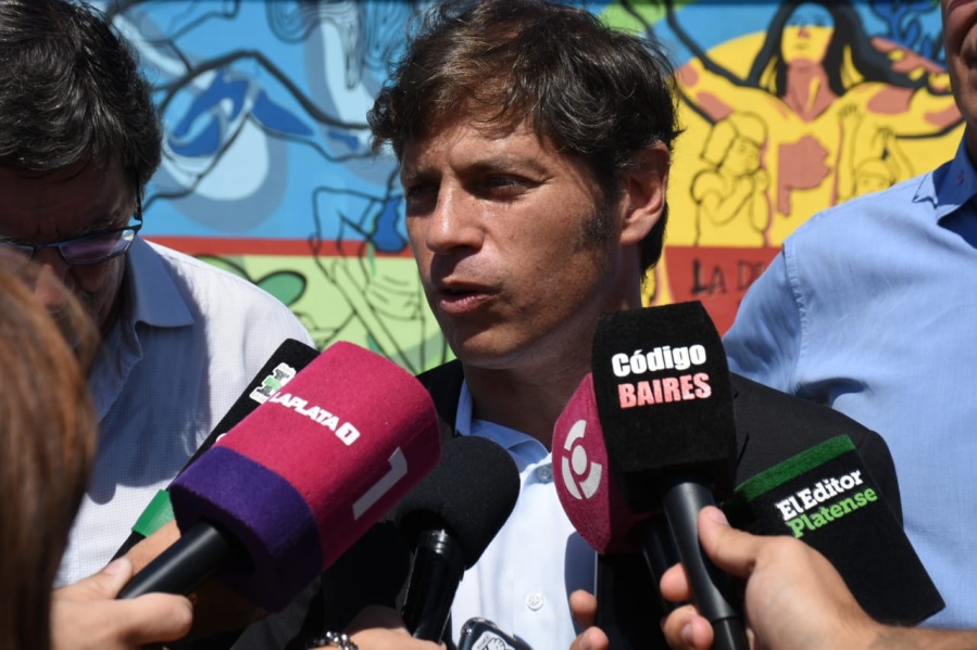 Kicillof presentó nuevo mobiliario para escuelas y cruzó a Vidal: ”Parece que recién bajaron de un OVNI; rompieron todo”