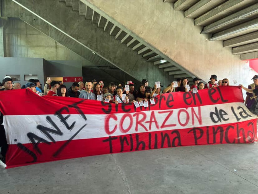 Reclamo de justicia por Janet Rivero durante el partido de Estudiantes en UNO