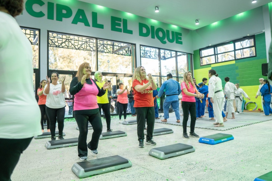 Mario Secco inauguró un nuevo salón municipal para actividades deportivas y culturales en Ensenada