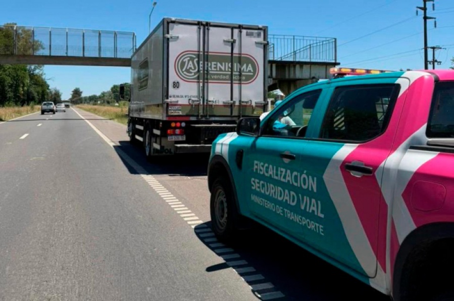 Tolerancia cero: Transporte bonaerense detuvo a un camión que circulaba con la patente tapada