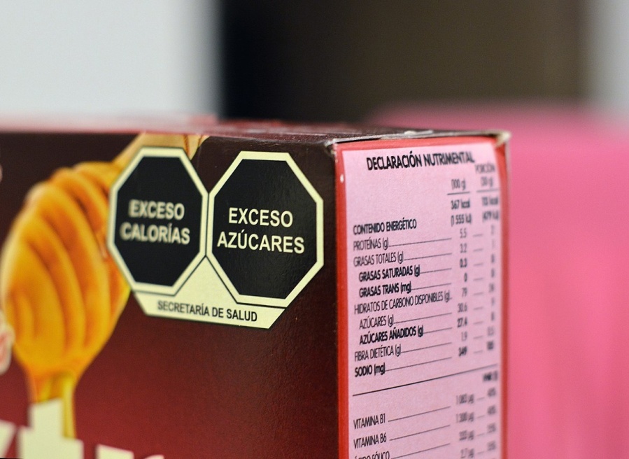 Etiquetado frontal: prohibieron publicitar la comida para niños que tengan sellos precautorios