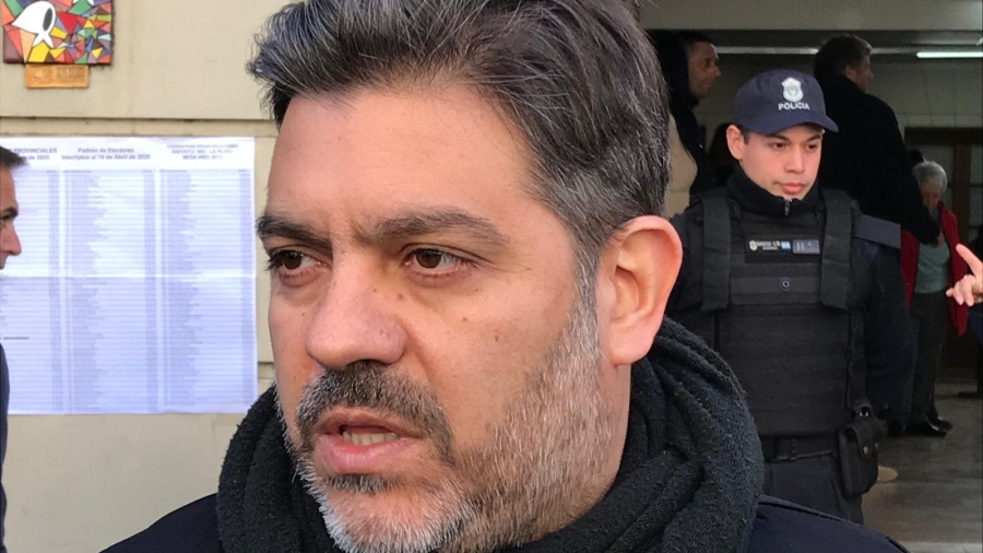 Carlos Bianco votó en La Plata y llamó a los bonaerenses a ejercer su derecho al voto