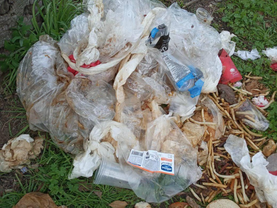 Una vecina de Los Hornos reclamó que Mostaza le deja toda la basura en su cesto: ”Estoy cansada”