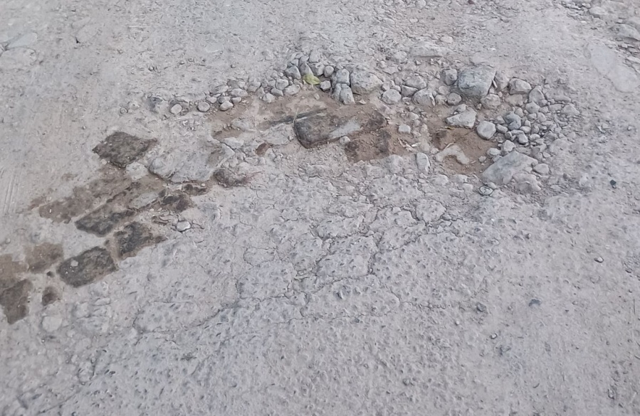 En 150 y 45 insistieron por mejoras en una calle llena de pozos