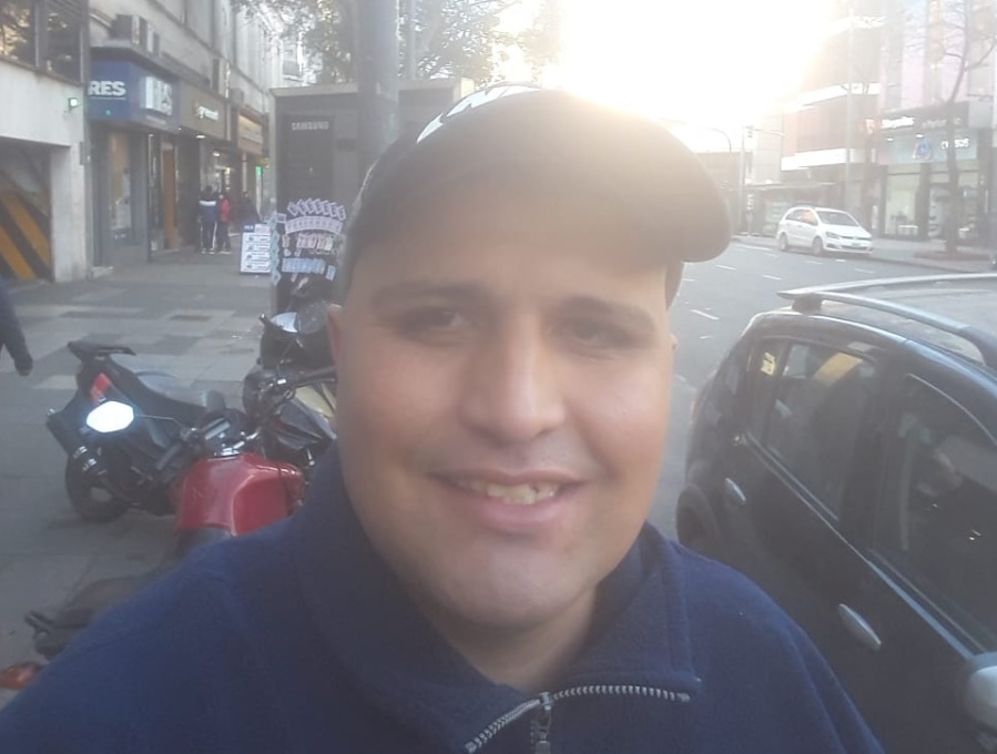 Fue olvidado por sus papás, vivió en La Plata, ahora junta monedas en el Congreso y quiere una torta: ”No tengo para comer”