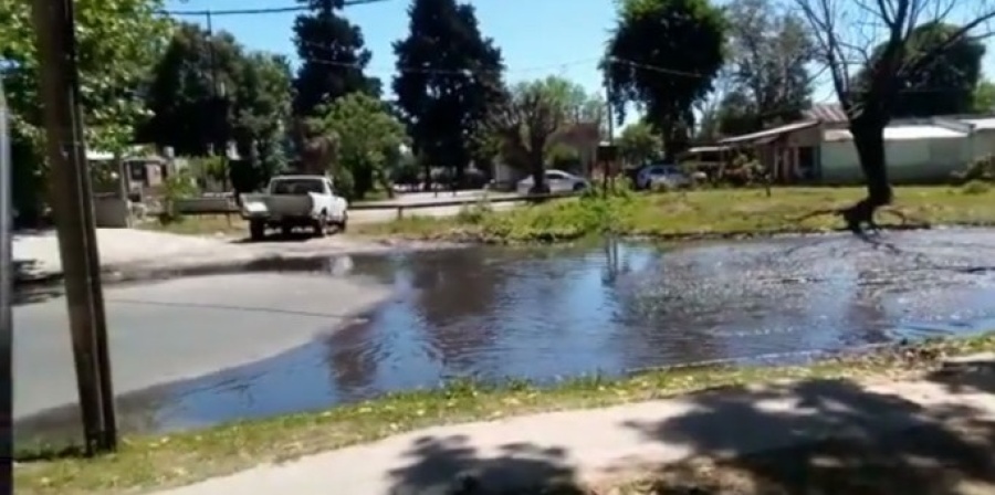 Una gran laguna en 120 y 50 no deja transitar a los vecinos y complica a los autos