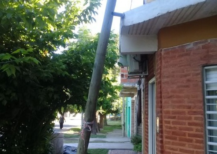 ”No da para más”: la preocupación de una vecina de Los Hornos por un peligroso poste a punto de caerse
