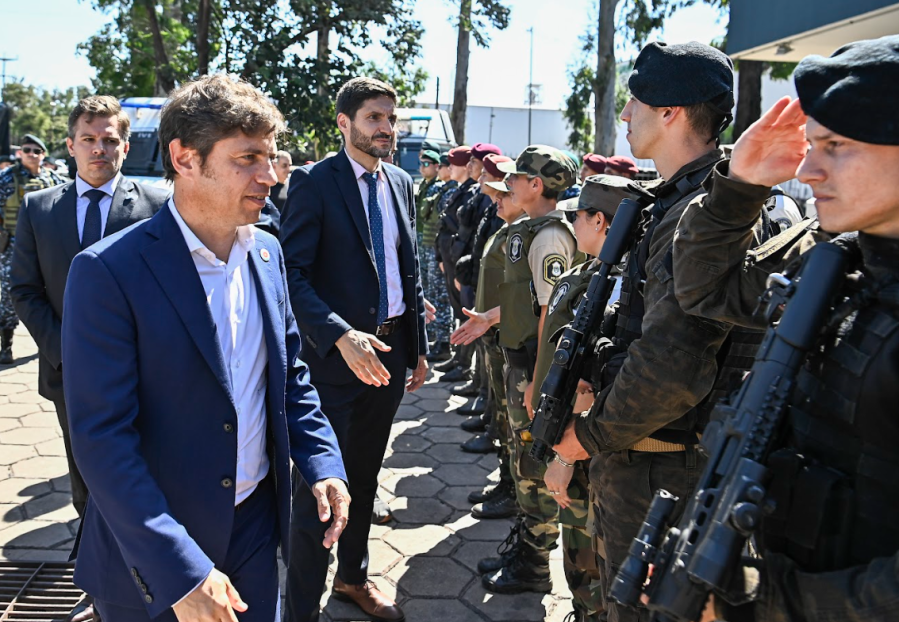 La hábil jugada de Kicillof mandando patrulleros a Santa Fe de cara al Pacto de Mayo: Pullaro ”liberado” y Milei ”debilitado”