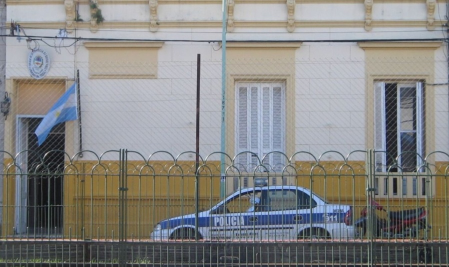 Querían robar un auto, le pegaron con palos y la conductora era una policía de civil