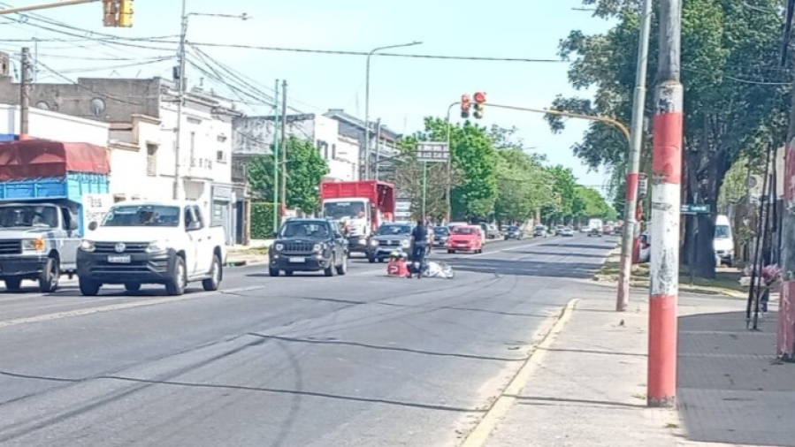 Grave accidente en La Plata dejó a una motociclista hospitalizada