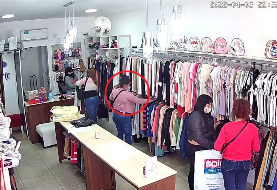 Mecheras al acecho en Olmos: los comerciantes escracharon a una ”clienta” y reclaman medidas urgentes