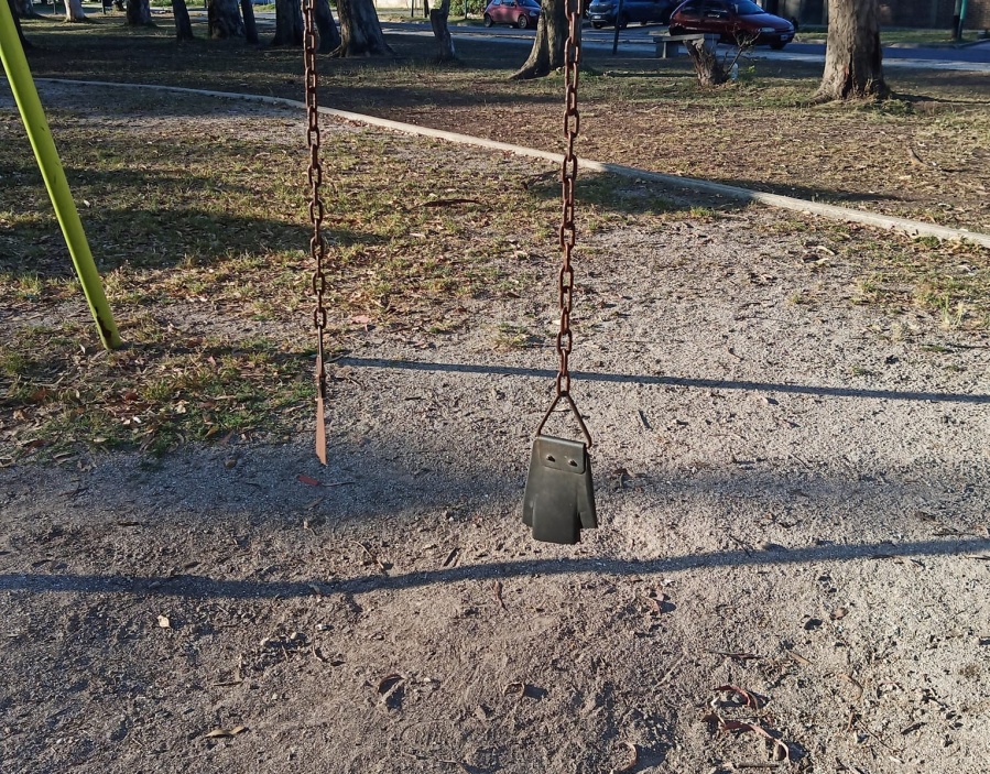 Vecinos de Los Hornos reclamaron por el mal estado de los juegos de una plaza