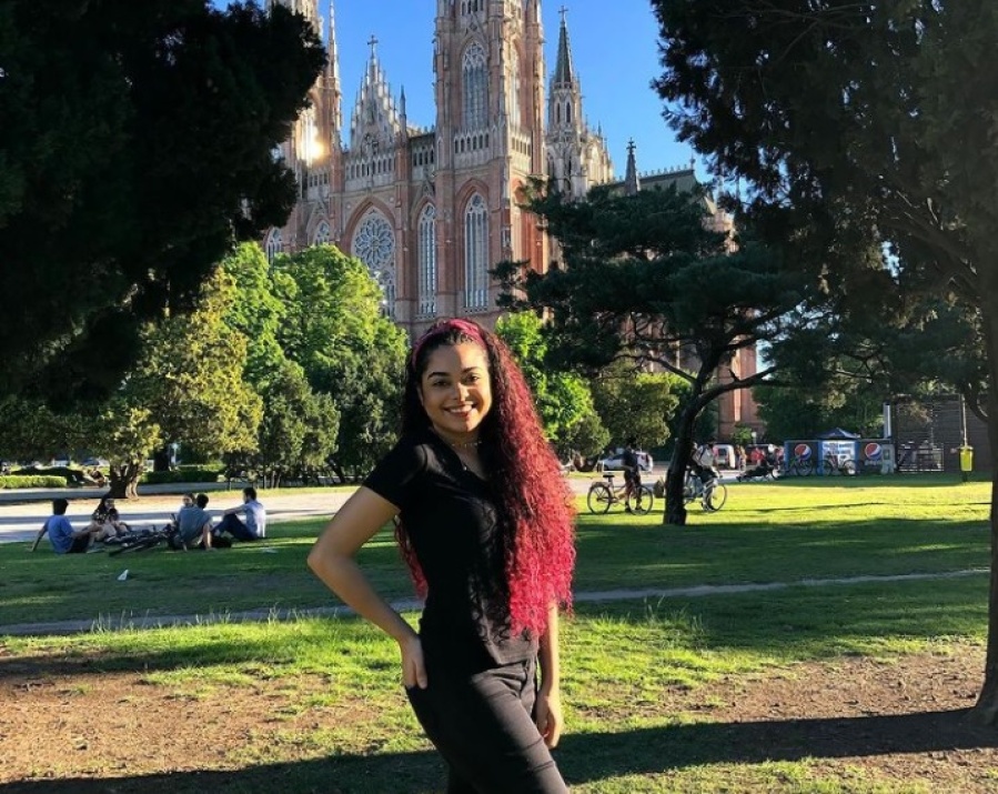Una joven brasilera ama La Plata, es furor en sus redes y recorre con orgullo Calle 7, Calle 12 y Plaza Rocha