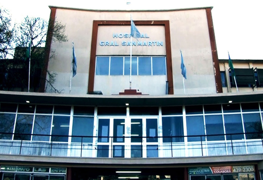 Encontraron a un hombre desvanecido en una calle platense y falleció en el Hospital San Martín: investigan la causa