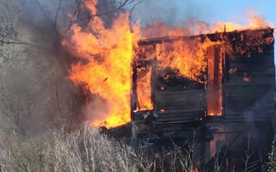 Feroz incendio en una casa ubicada 670 entre 13 y 13 bis