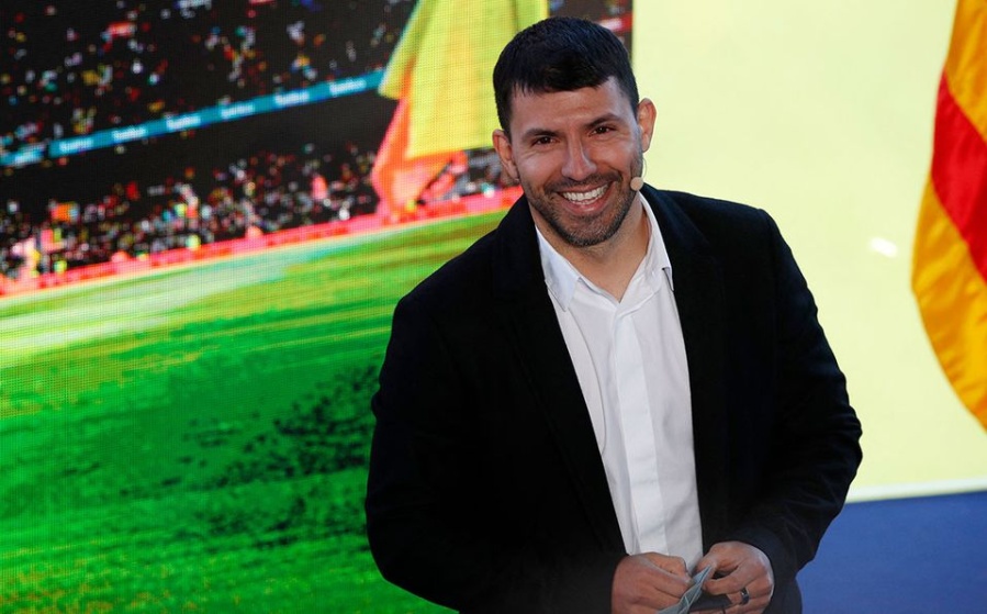 Tras anunciar su retiro, Kun Agüero llegó a Argentina para pasar las fiestas