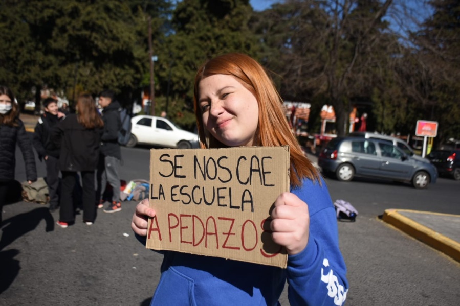 Tensión y discusión durante la protesta en La Legión por el derrumbe del techo: ”Si hay un riesgo, se suspenderá esa área”