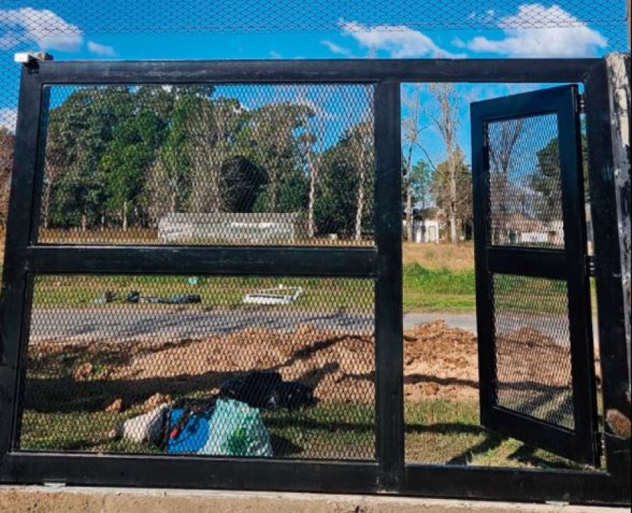 Vecinos indignados por el robo de un portón a un club de Los Hornos: ”Nos costó muchísimo tenerlo”