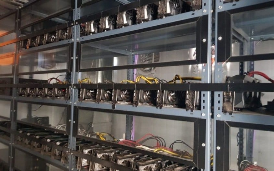 Descubrieron una granja ilegal de minería de criptomonedas en un edificio céntrico de La Plata