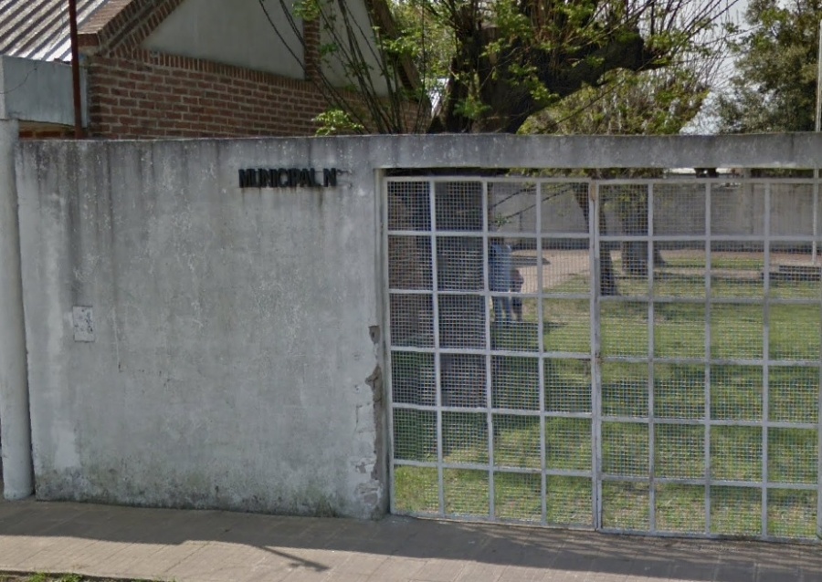 Preocupación frente al jardín municipal de Los Hornos por un caño de agua roto