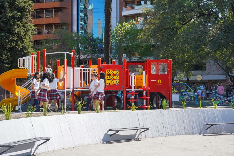 Con piso anti-golpes, Ta-Te-Ti y sorpresas, así quedaron los nuevos juegos de Plaza Moreno y Plaza Paso
