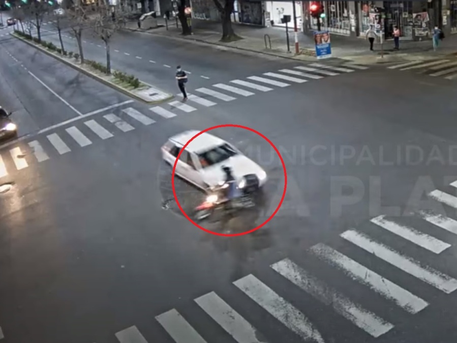 Un motociclista pasó un semáforo en rojo en La Plata y fue embestido por un auto