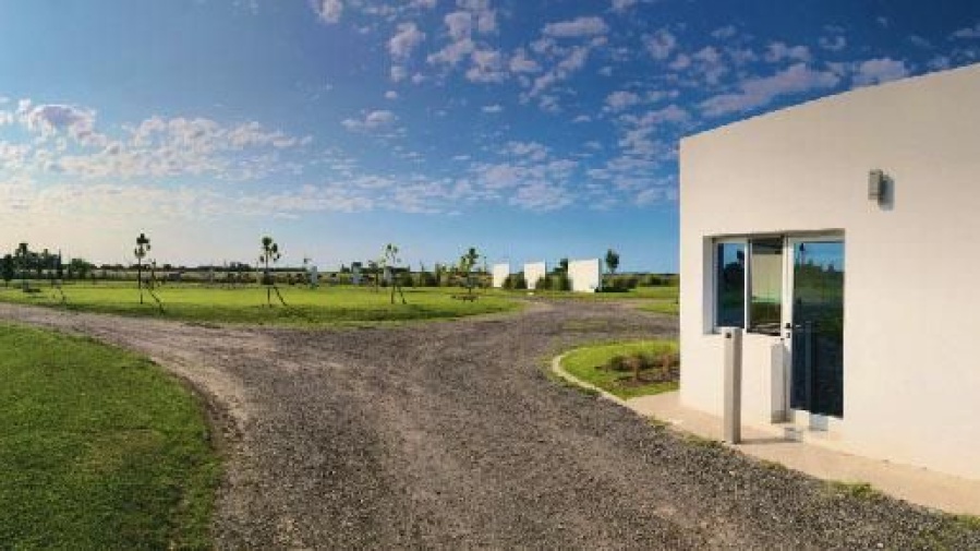 Ingresaron a robar en el country platense “La Enriqueta”, se llevaron 2 millones de pesos y escaparon por la puerta principal