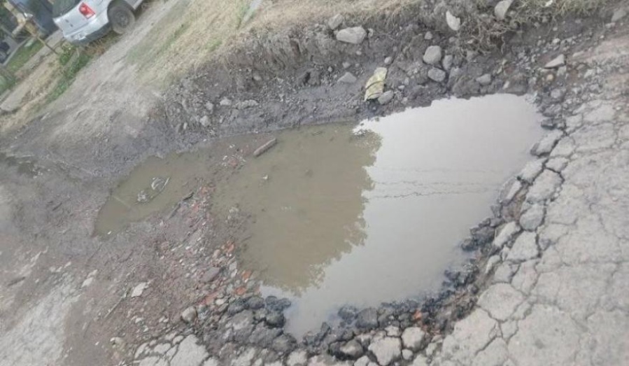 Vecinos reclaman el bacheo urgente de la calle 83 bis entre 1 bis y 2 en Villa Elvira