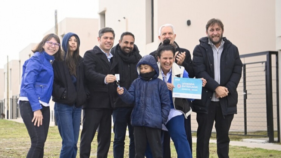 Axel Kicillof entregó viviendas a familias de La Plata: ”En la Provincia priorizamos el bienestar de los bonaerenses”