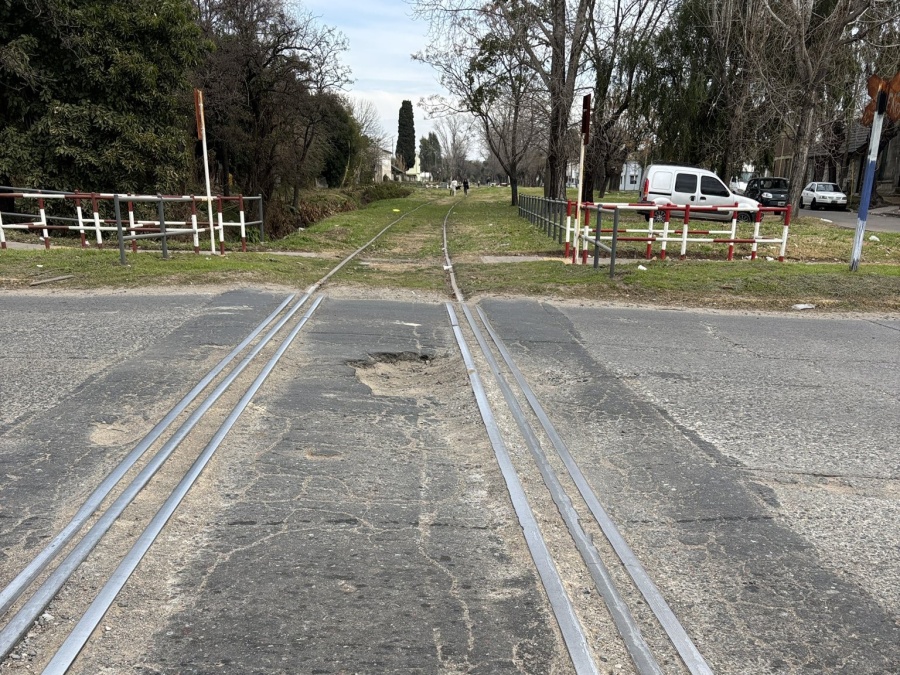 Se le reventó una cubierta nueva por el mal estado de las calles en Tolosa y reclamó asfaltado en la zona