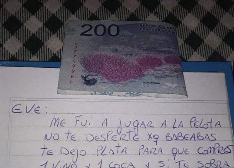 Le dejó 200 pesos a su novia para comprar vino, gaseosa y carne en una hoja con final hot: ”Salud, por más parejas así”